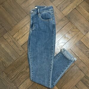 NWOT Levi’s High Rise Skinny Jean with Frayed Hem. Size 29